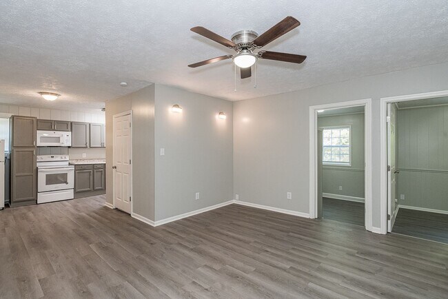 Foto del edificio - Beautifully FULLY RENOVATED 2 Bdr 1 bath i...