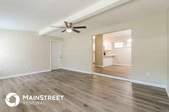 Building Photo - 827 E River Dr
