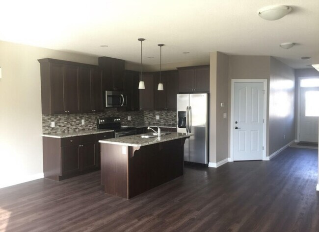 Photo du bâtiment - 8618-8682 82nd St