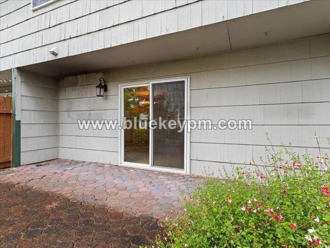Building Photo - 3 Bed, 1.5 Bath Townhome in Hazel Dell Near Salmon Creek Regional Park