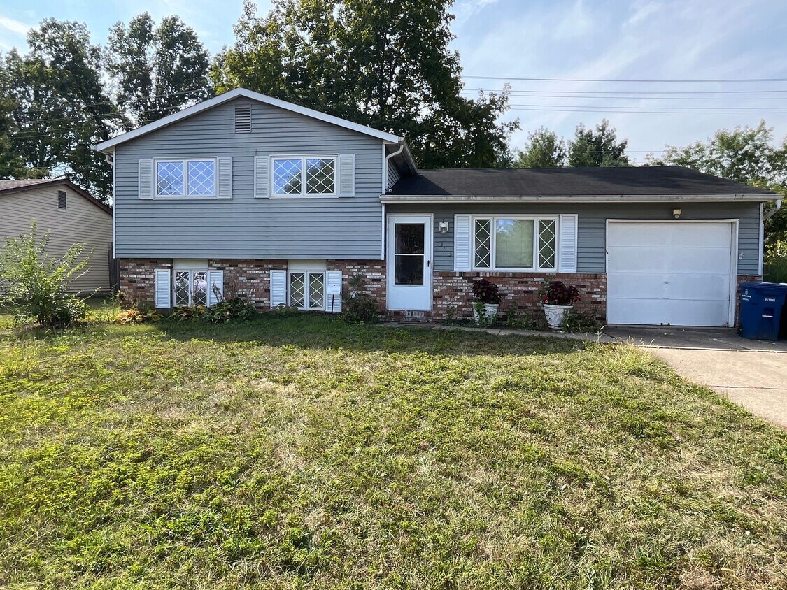 Foto principal - Three bedroom 1.5 bath single family home ...