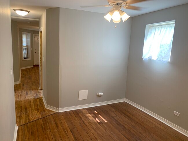 Foto del edificio - 4905 W Augusta Blvd