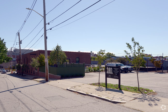 Building Photo - 381-391 W Fountain St