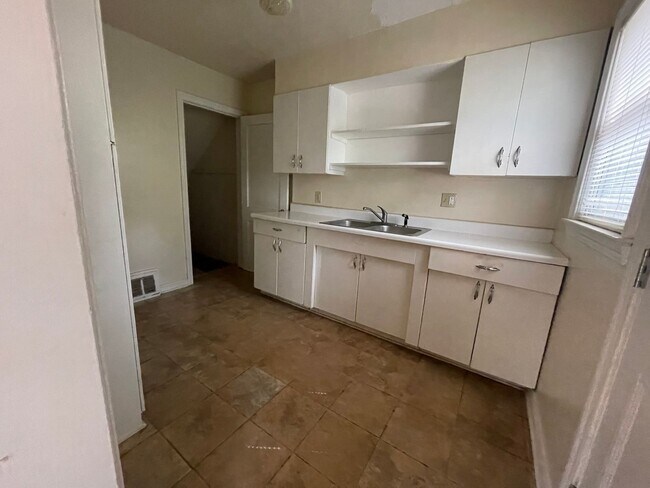 Building Photo - Stunning 2 Bedroom Townhome