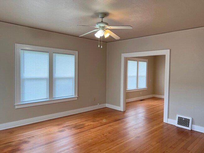 Building Photo - 4Bd/1Ba Two Story House - Available to View!