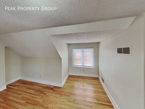 Building Photo - 1371 Summit St