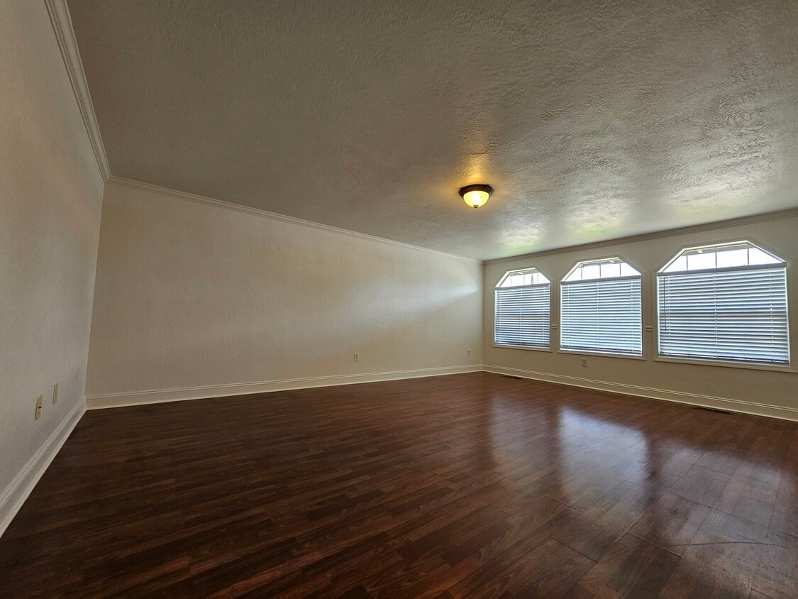Primary Photo - 1823 Valley View Dr