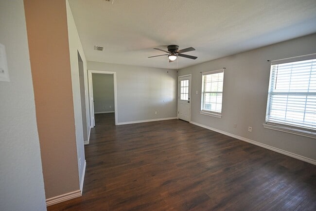 Building Photo - Cozy 3 Bedroom 2 Bath beautiful brick home...