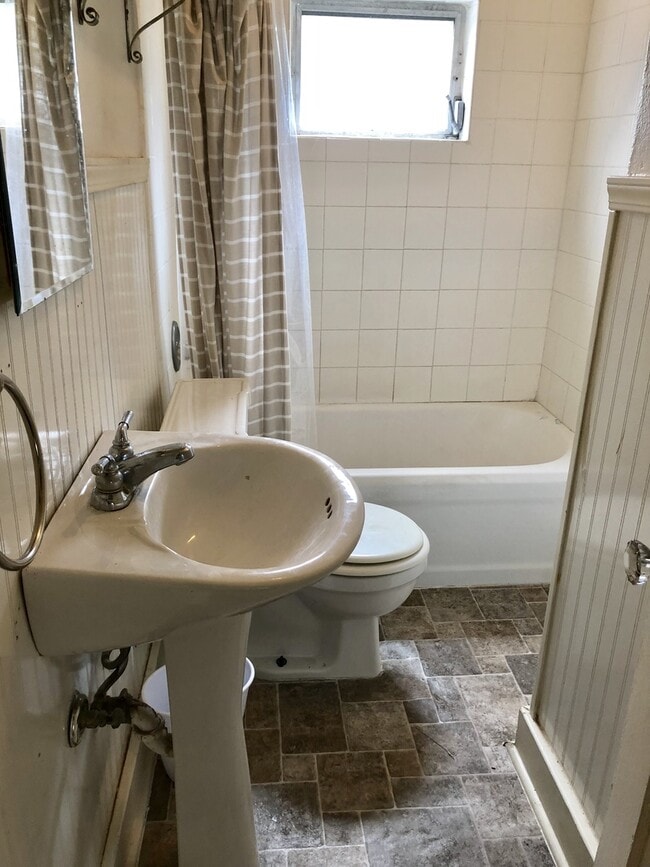 Building Photo - Awesome location for Garage Apartment