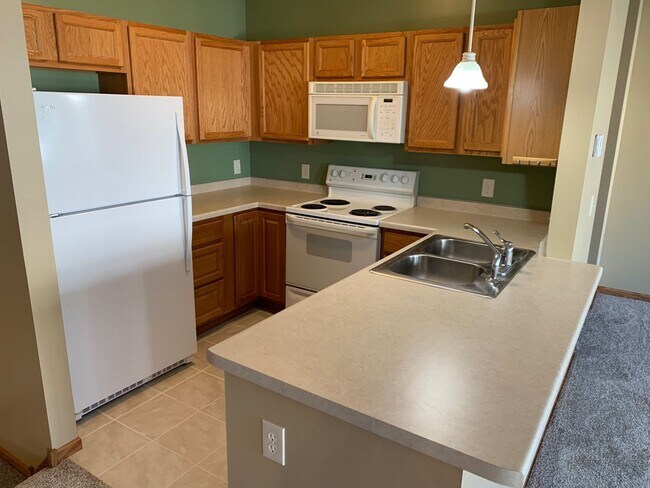 Foto del edificio - 2 Bed/1.5 Bath Townhome- Cottage Grove- Available August 1st 2026