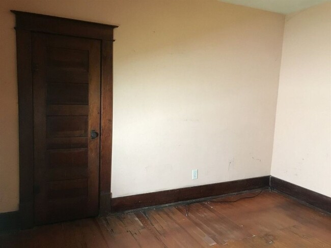 Building Photo - 2 bedroom 1 bath