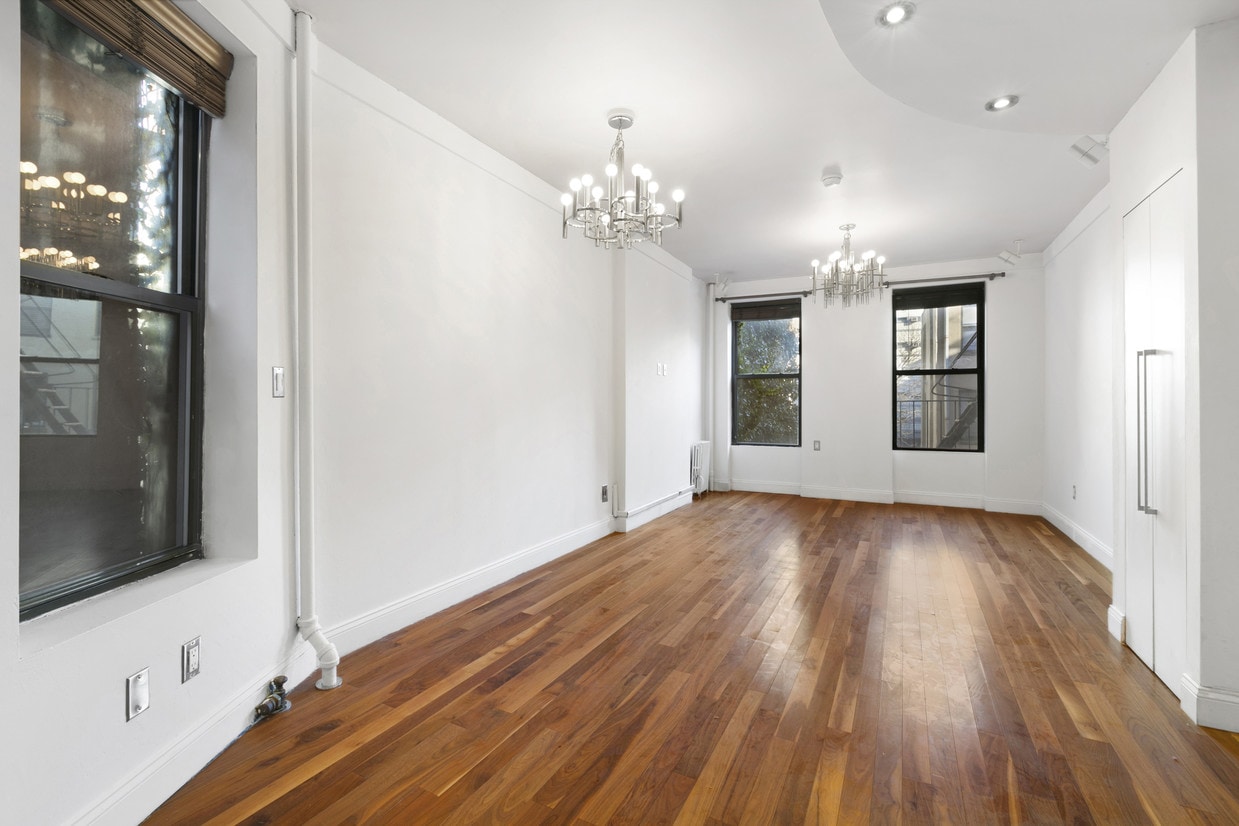 Primary Photo - 405 W 48th St