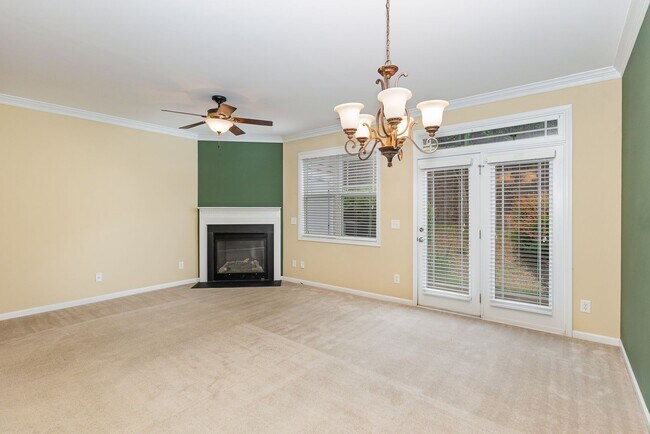 Foto del edificio - Charming 2-Bedroom Townhome Convenient to ...
