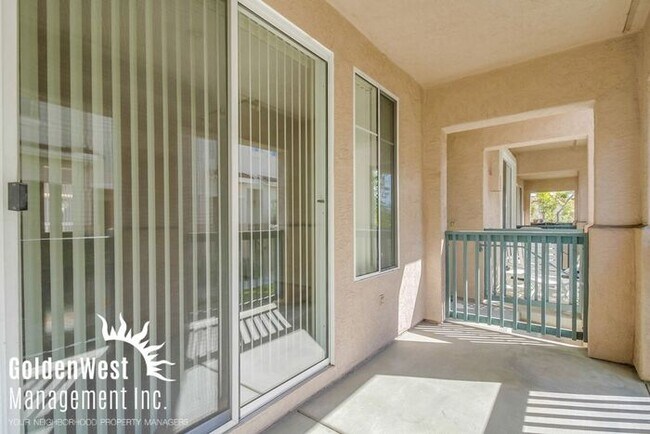 Foto del edificio - Immaculate 3Bdm 2.5Ba Townhouse with  2-Car Garage