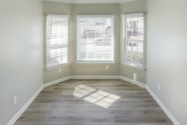 Building Photo - 550 Hill Crest Cir