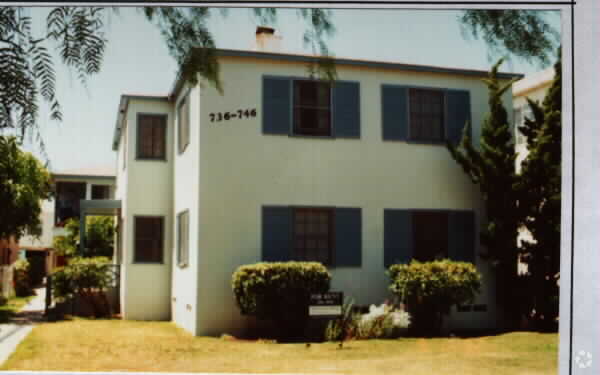 Primary Photo - 736-746 E Ave