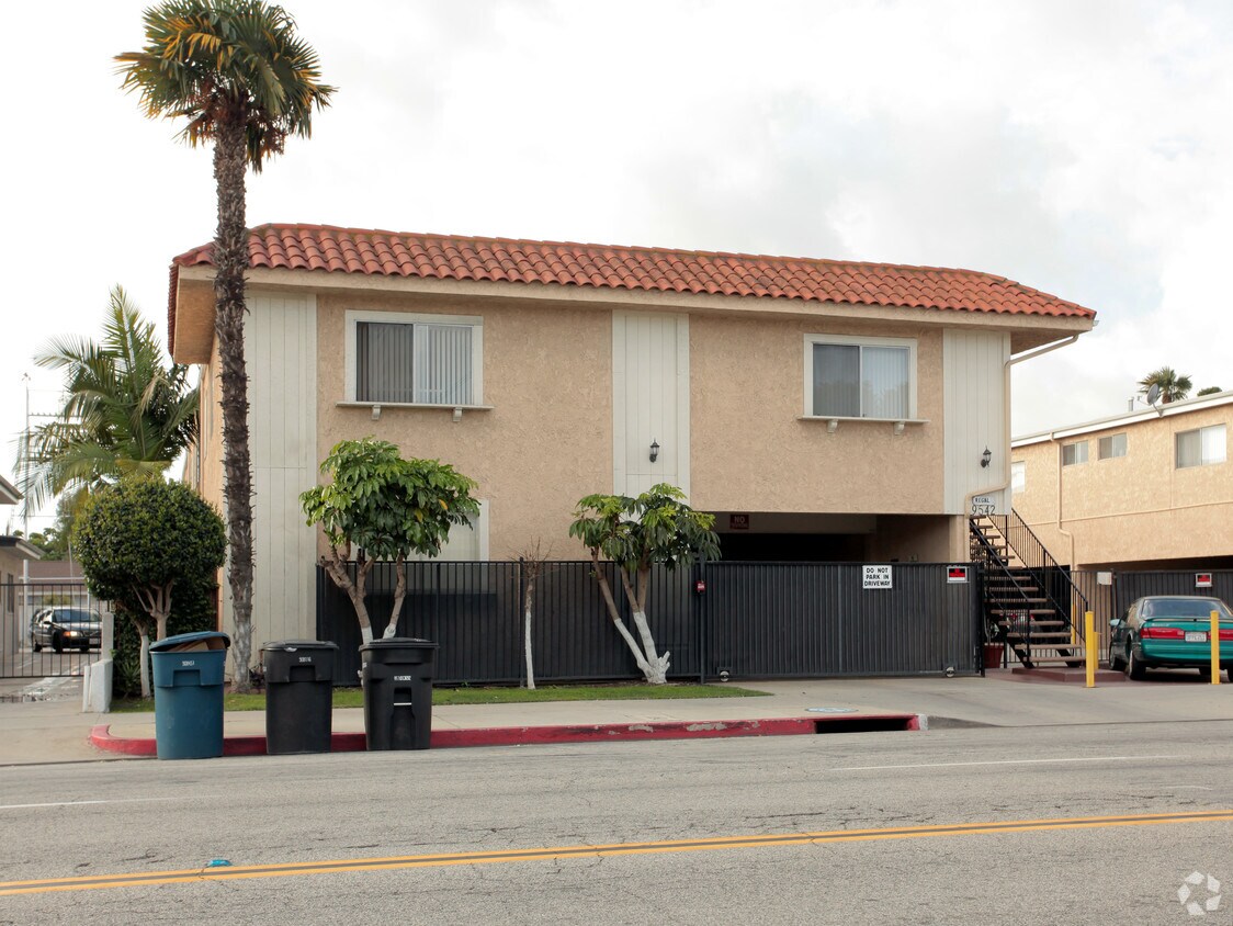 Building Photo - 9542 Flower St