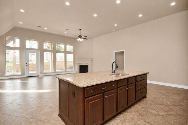 Building Photo - 173 Pinnacle Ridge Dr