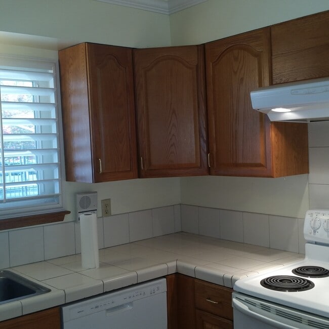 Building Photo - 2221 Homewood Dr