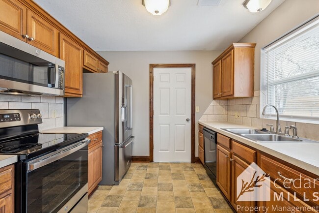 Building Photo - Spacious and updated 3 bedroom 1.5 bath home
