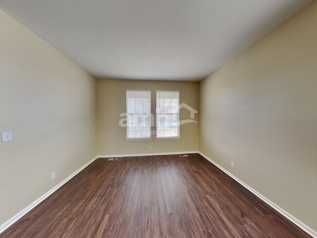 Building Photo - 121 N Elk Court