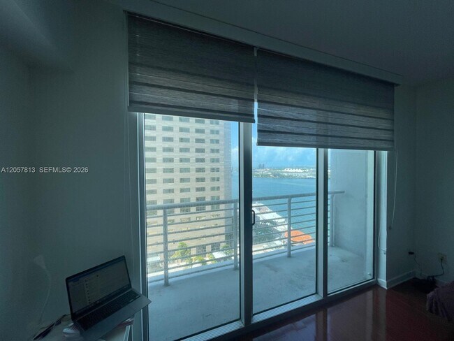 Foto del edificio - 335 S Biscayne Blvd