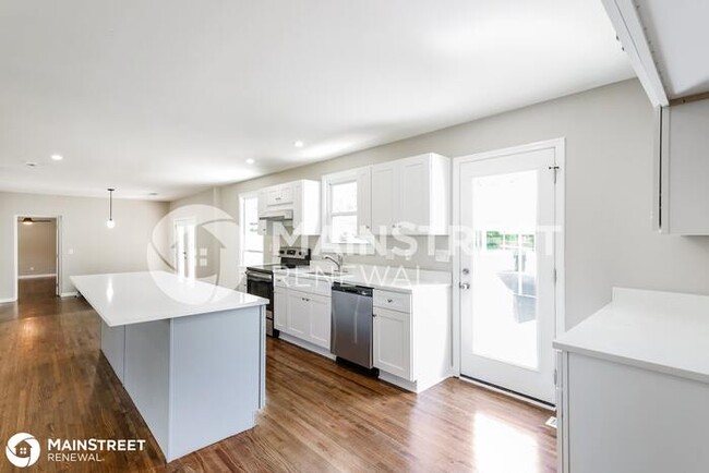 Building Photo - 2923 Hillhurst Dr