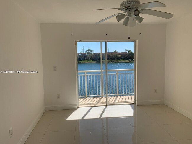 Foto del edificio - 8590 SW 212th St