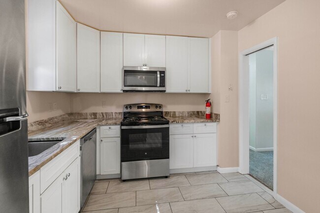 Foto del edificio - Spacious 4 BR/2.5 BA Single-Family Home in...