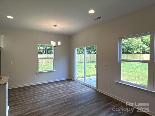 Foto del edificio - 6305 Lake Dr