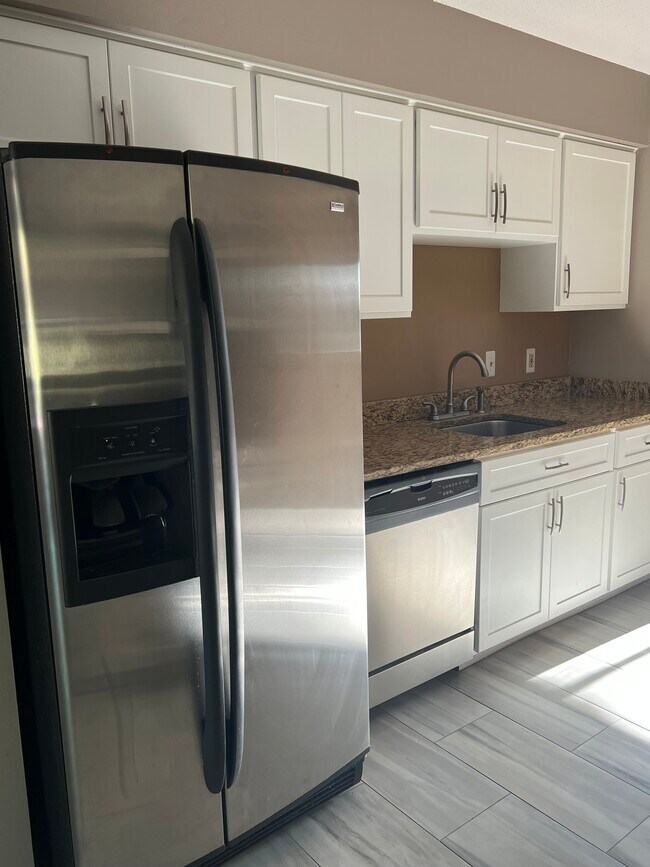 Building Photo - 14 Orient Way