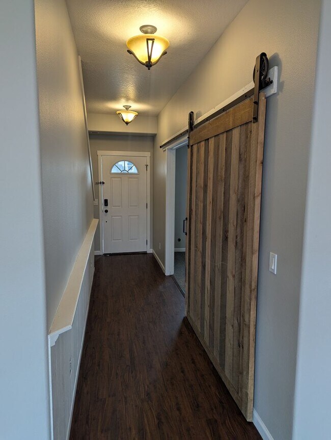 Foto del edificio - Beautiful well maintained 4 bedroom 3 bath...