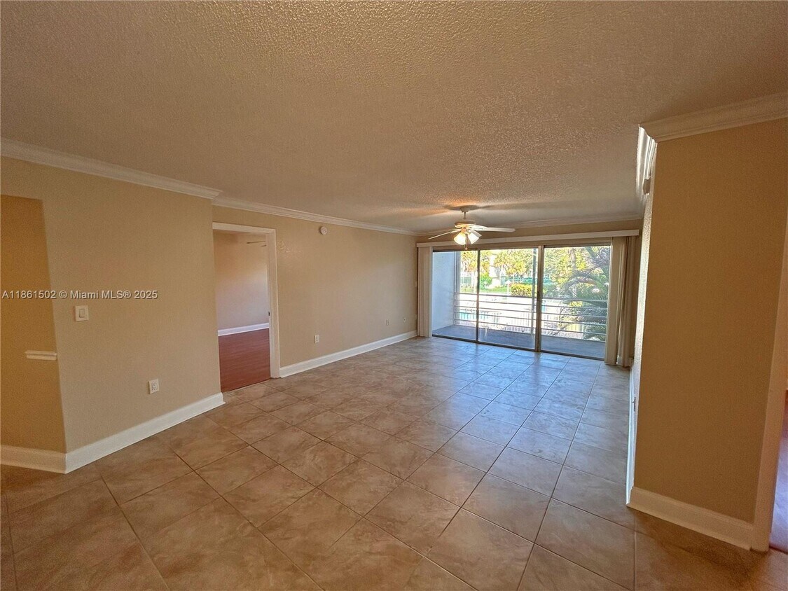 Foto principal - 4255 N University Dr