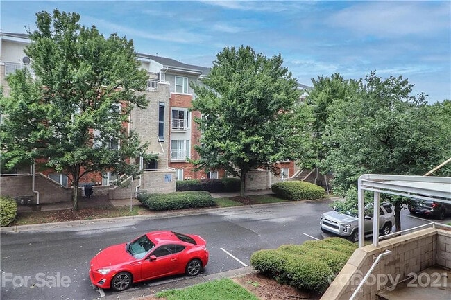 Building Photo - Room in Condo on Donatello Avenue