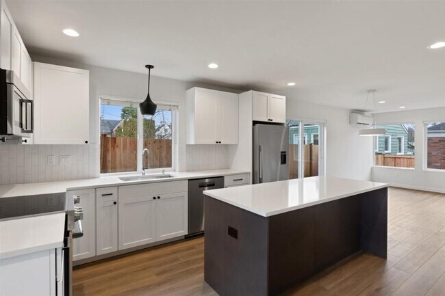 Foto del edificio - 8045-B Interlake Ave N