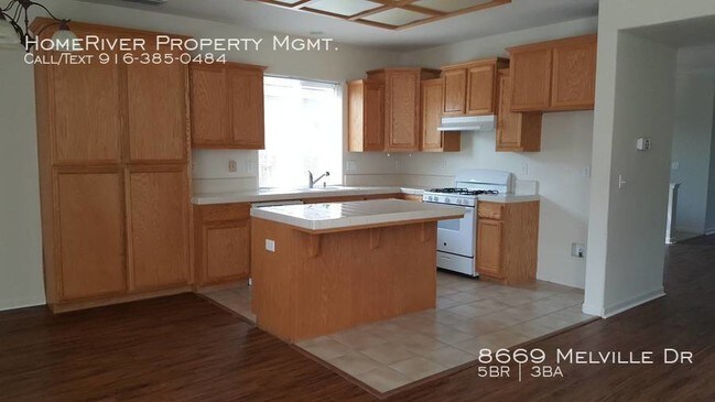 Building Photo - Gorgeous 5 Bedroom, 3 Bath Home w/Fireplace