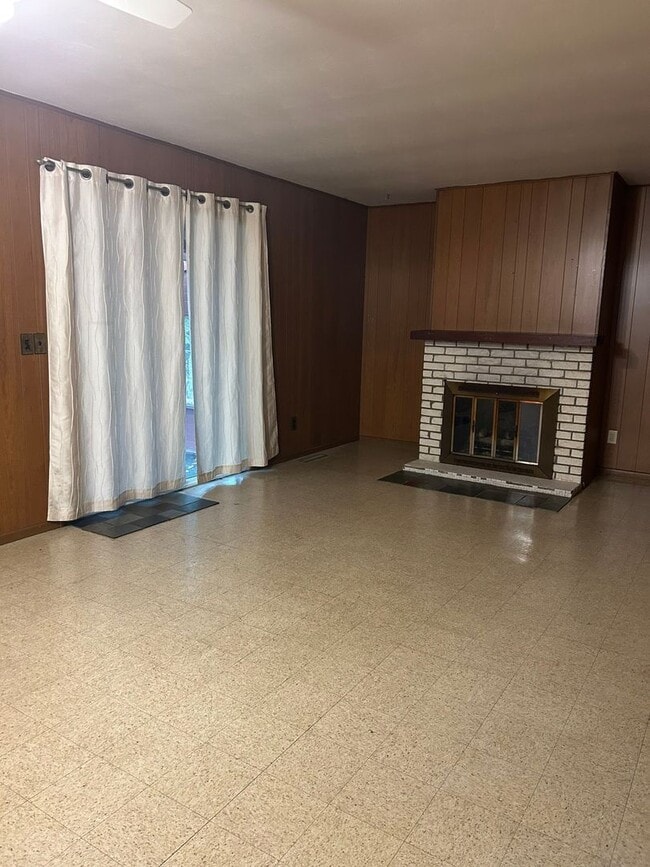 Building Photo - 3 Bedroom, 2 bath in the quiet Woodcliff Acres community