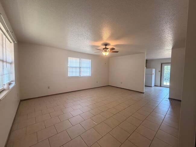 Building Photo - 1401 S Houston Ave
