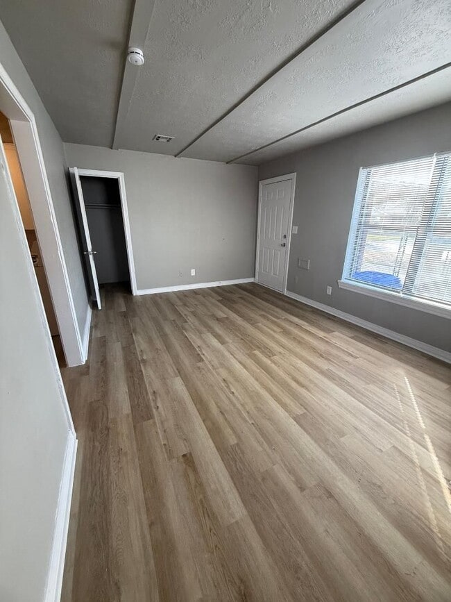 Building Photo - 1 Bed 1 Bath Duplex For Lease Now!