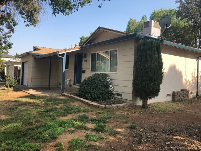 Building Photo - 4 bedroom 2 bathroom downtown Red Bluff home