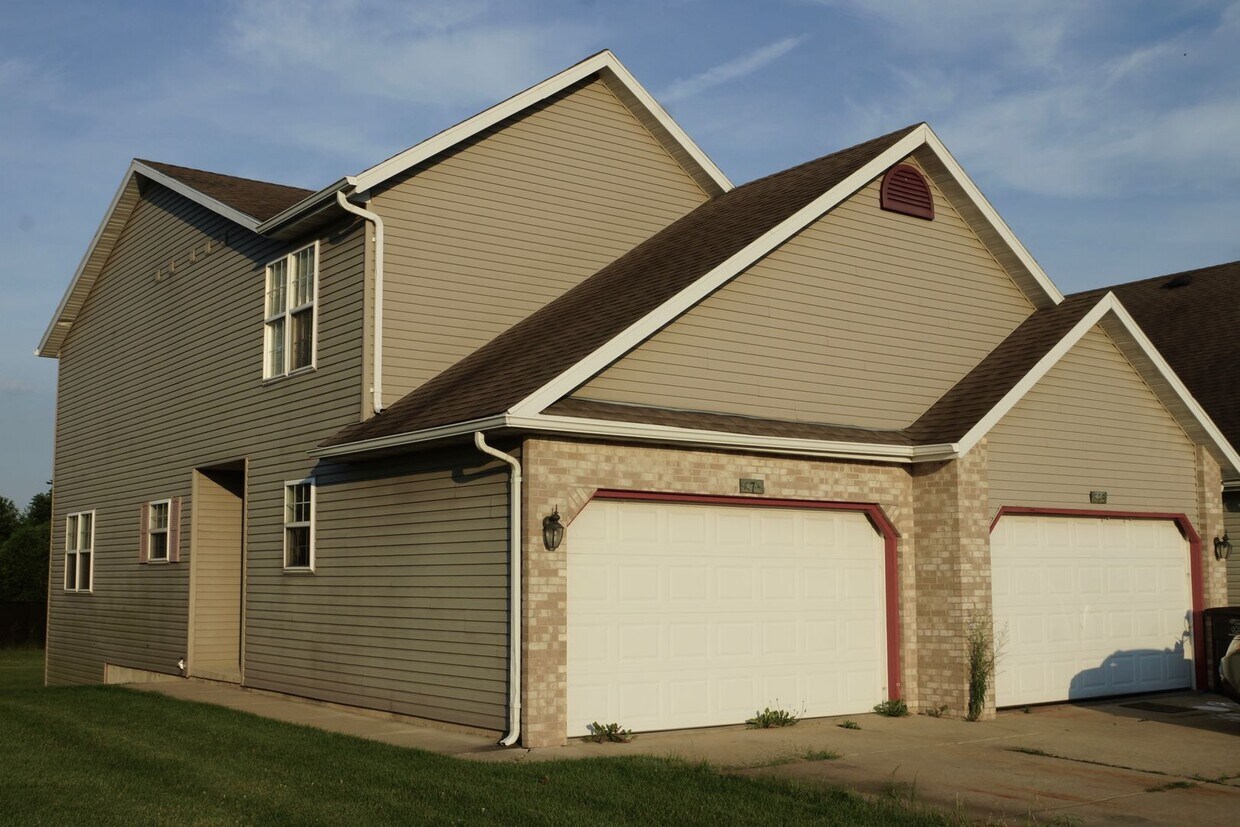 Foto principal - Spacious 2-bedroom townhomes in Stoughton....