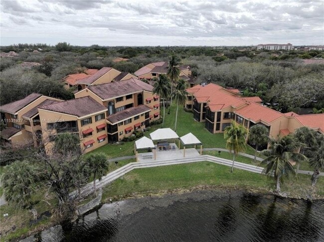 Foto del edificio - 15525 Miami Lakeway N