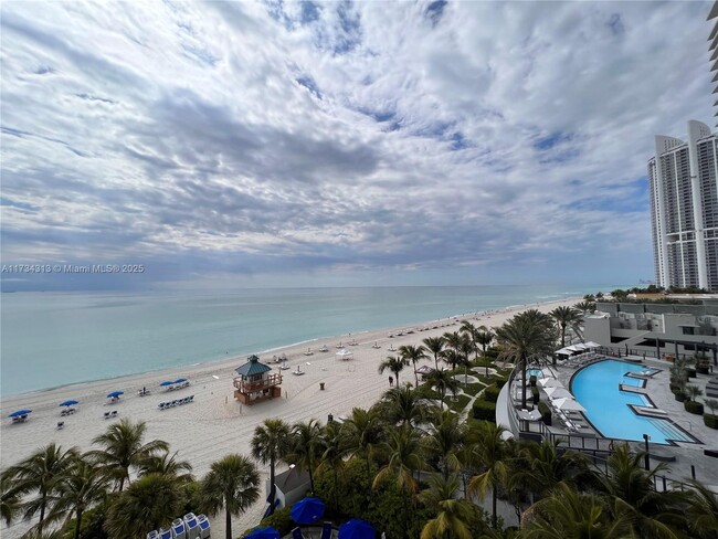 Foto del edificio - 18671 Collins Ave