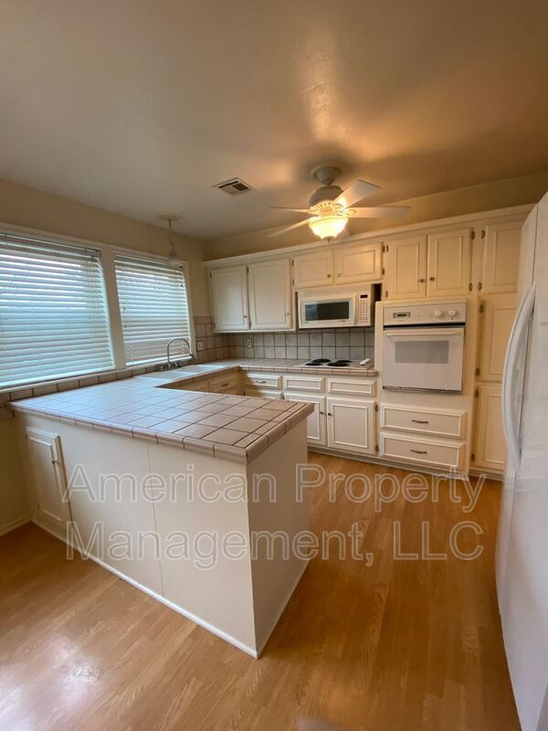 Foto del edificio - 1729 Melrose Dr