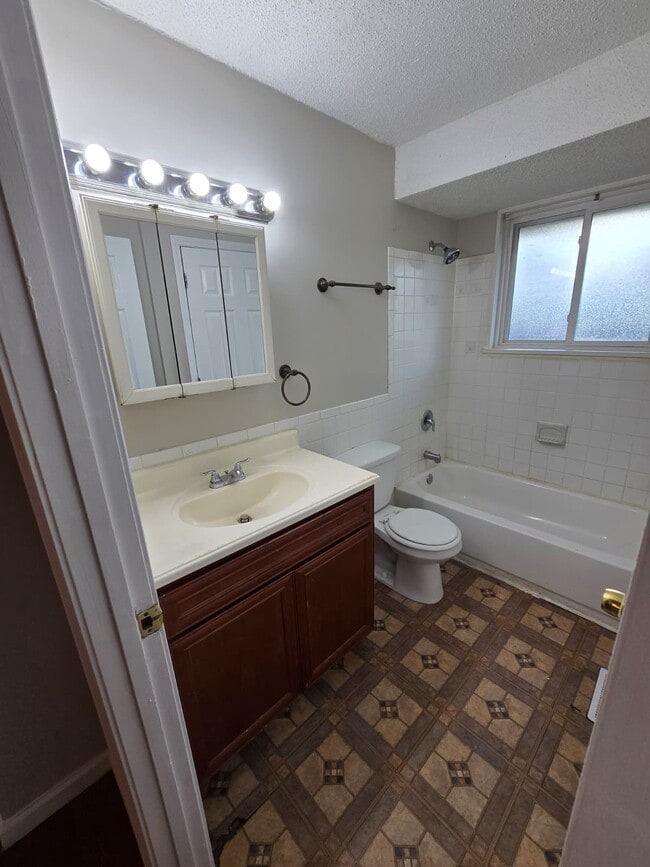 Building Photo - 2223 Lovett Dr