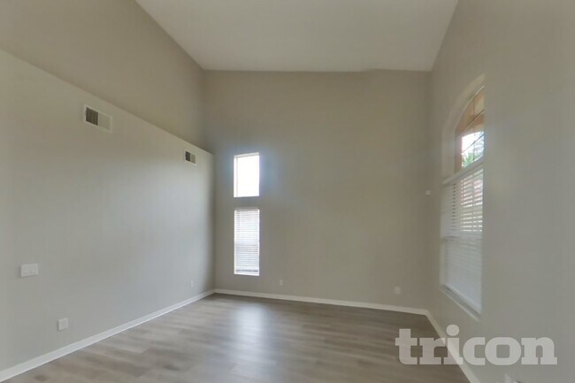 Foto del edificio - 16651 Midsummer Ln
