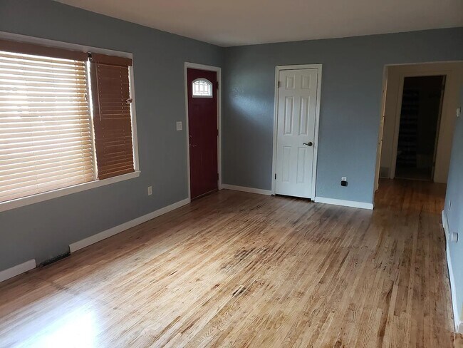 Living Room - 1324 W 4th St