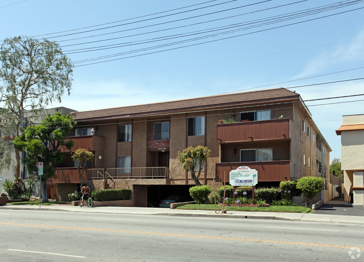 Building Photo - 15739 Vanowen St