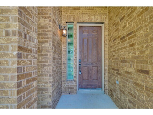 Building Photo - 2200 Hilltop Climb Dr
