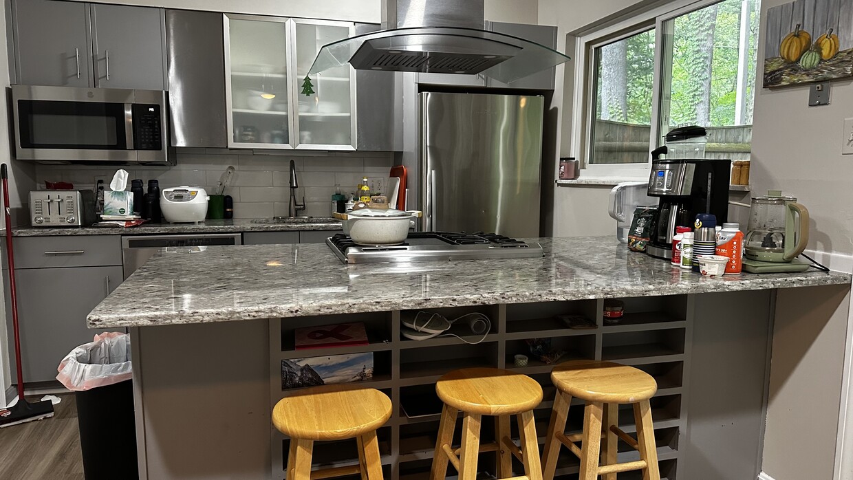 Granite open kitchen - 48 Smithfield Ct